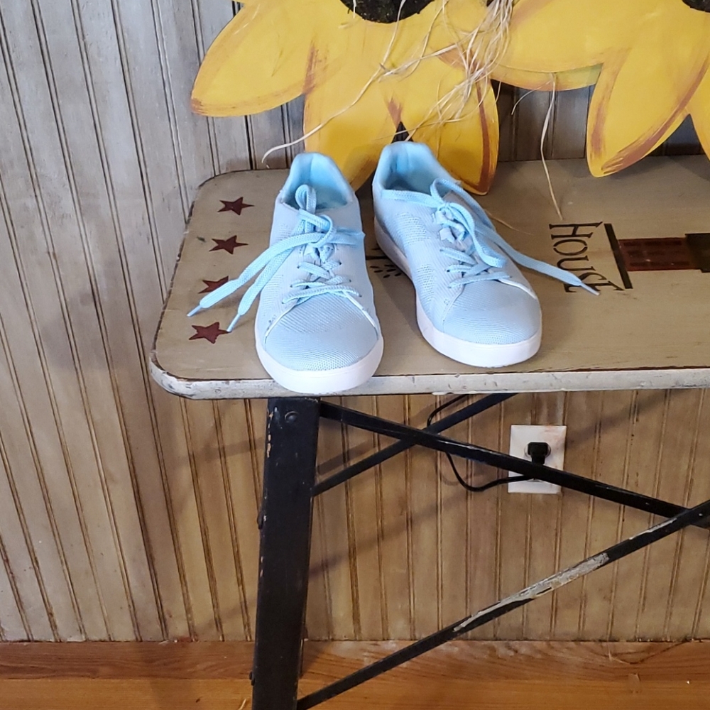 Tennis shoes